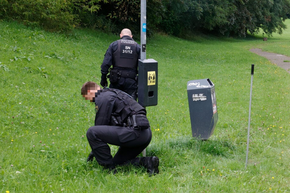 Chemnitzer Polizisten suchten im August nach Hinweisen.