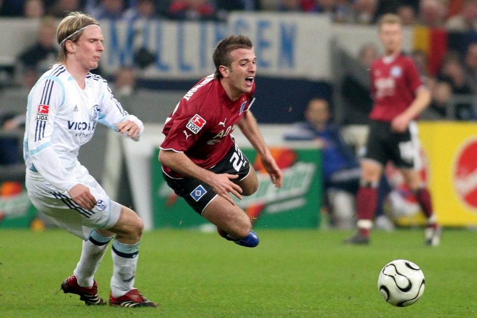 Christian Poulsen (l) kickte von 2002 bis 2006 für Schalke 04. Hier foulte er 2006 Hamburgs Rafael van der Vaart.