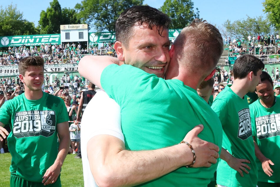 Chemie Leipzig 2019 - Oberligameister und Regionalligaaufsteiger. An der Seitenlinie: Miroslav Jagatic (50). Ein Bild aus anderen Zeiten.