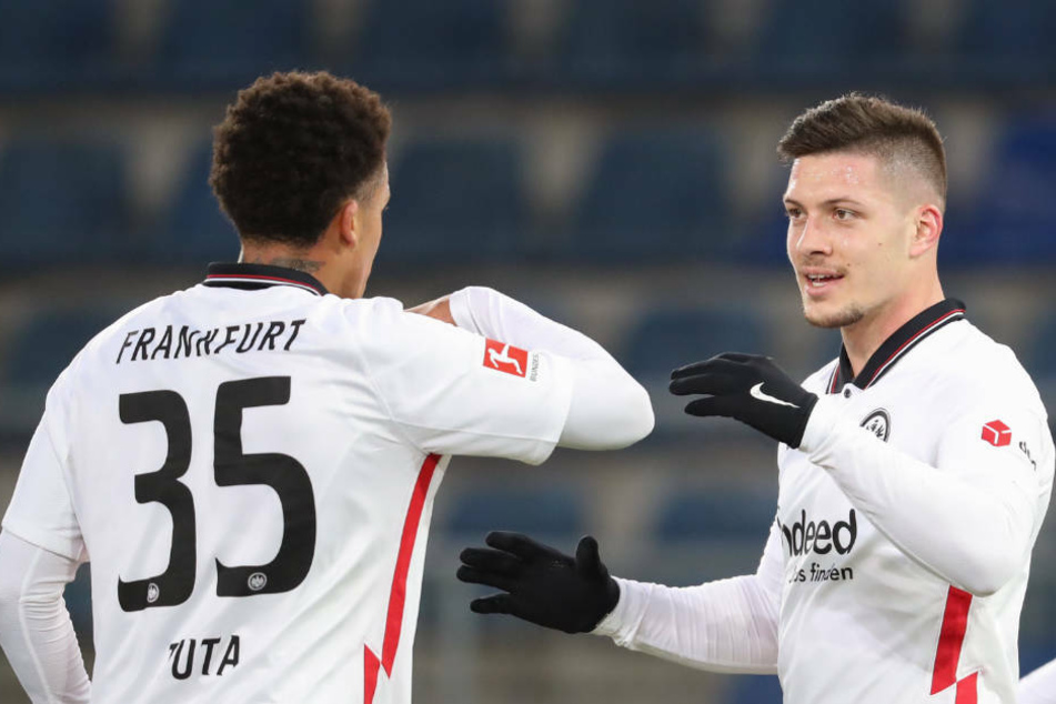 Eintracht Frankfurts Luka Jovic freut sich mit Tuta über seinen Treffer zum 5:1 gegen DSC Arminia Bielefeld.