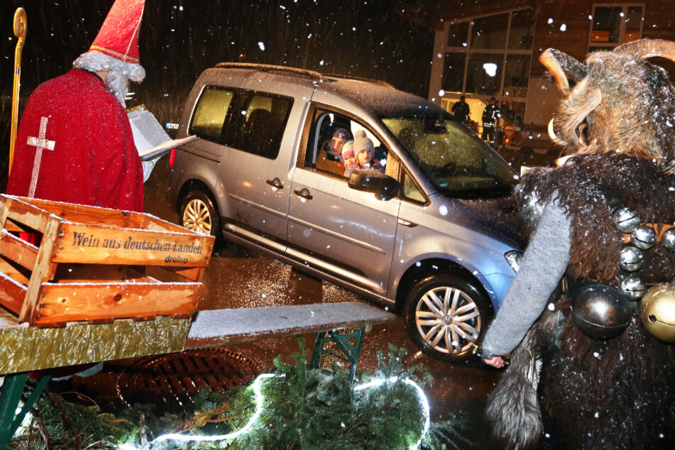Mit einer Säckchenrutsche in einem Familien-Drive-in hat der Nikolaus dieses Jahr Geschenke im Allgäu verteilt.
