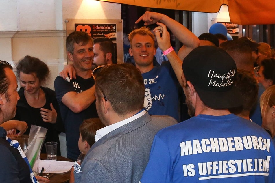 Jens Härtel (l.) und Julius Düker feierten 2018 mit Magdeburg den Aufstieg in die 2. Bundesliga.