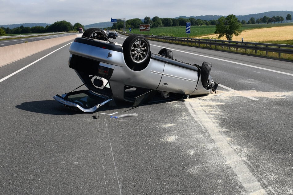 Durch die Wucht des Aufpralls gegen eine Betonwand überschlug sich das Auto der 19-Jährigen.