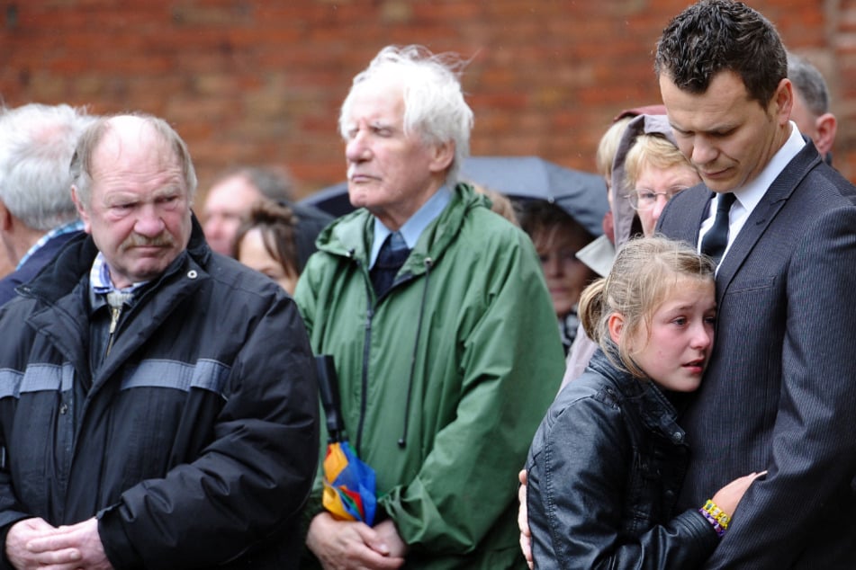 Der Fall Philpott hielt Großbritannien monatelang in Atem. Zur Beerdigung der sechs gestorbenen Kinder am 22. Juni 2012 versammelten sich zahlreiche Menschen. (Archivfoto)