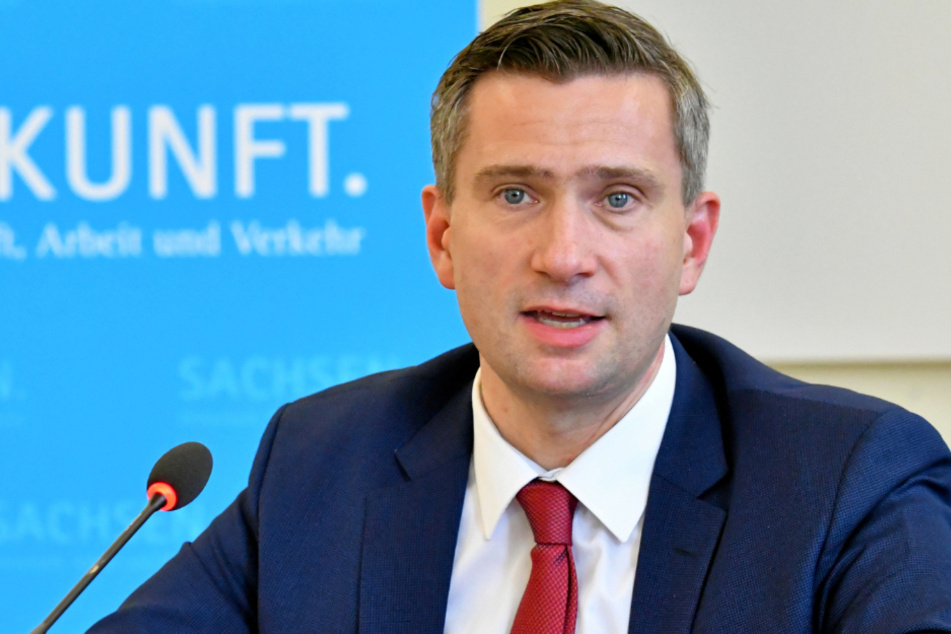Martin Dulig (46, SPD) verkündet für Friseure: 20 Quadratmeter Platz pro Kunde müssen ab Montag nun doch nicht sein, aber Sicherheitsabstand.