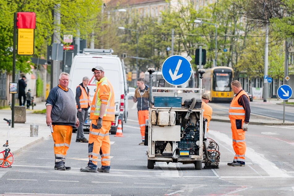 Hier beseitigen Mitarbeiter den Fahrspur-Pfusch am Fetscherplatz.