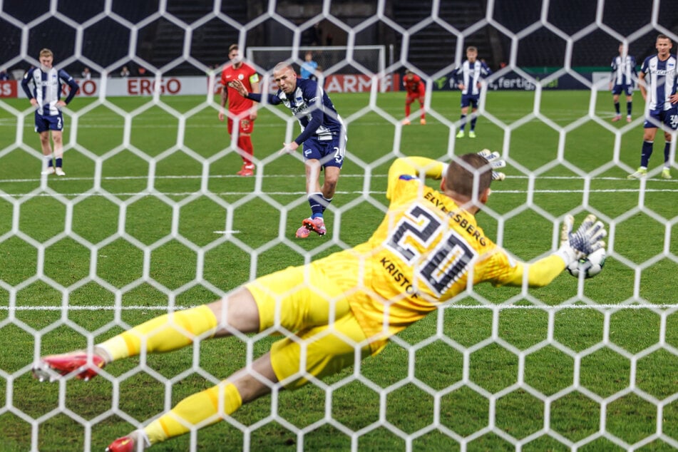 Thorsteinsson verwandelt sicher vom Punkt.