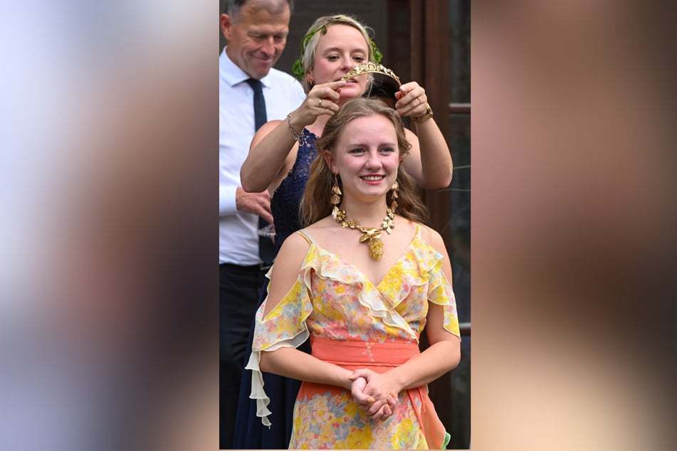 Vorgänger-Weinkönigin Sabrina Schreiber (31) setzt ihrer Nachfolgerin Alona Chesnok (24) die Krone auf.