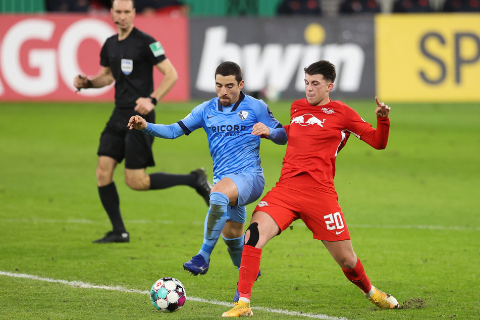 Lazar Samardzic (19, r.) konnte bei den Roten Bullen kaum Spielpraxis sammeln. Das könnte bei Zweitligist Holstein Kiel anders sein.