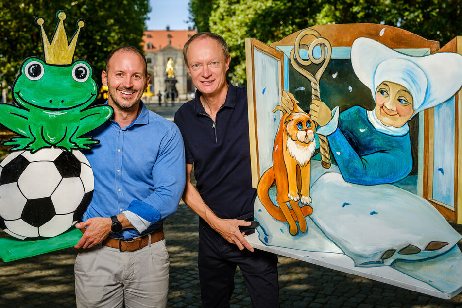 Alexander Wuttke (43, l.) und René Arndt (55), Vorsitzender des Handels- und Kulturvereins Hauptstraße, laden zum Spektakel am Goldenen Reiter ein.