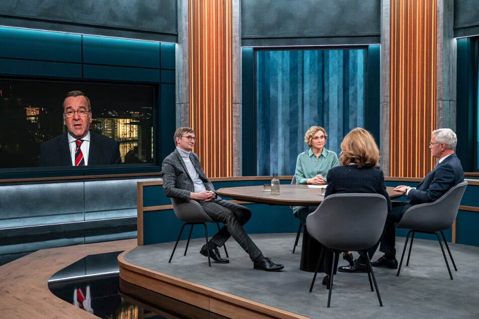 Knapp vier Jahre nach der viel beachteten Zeitenwende-Rede von Olaf Scholz rief Boris Pistorius (65, l.) einen Epochenbruch aus.