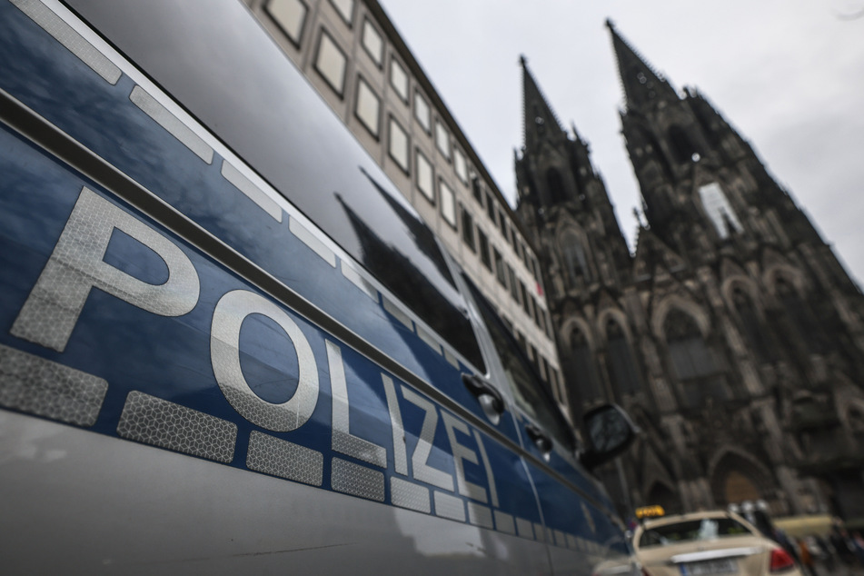 Ein Polizeiauto vor dem Kölner Dom (Symbolbild).