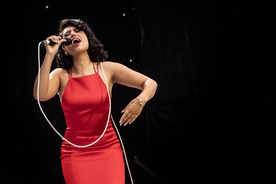 Mit ihren bekannten Hits und neuen Songs zeigte Raye (28), warum sie in diesem Jahr nicht umsonst für einen Grammy nominiert ist.