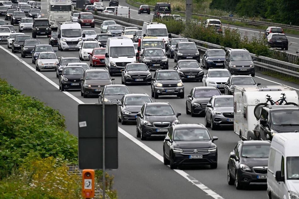 Verzögerungen wegen Sperrung auf A8 bei Pforzheim: Tipps für Autofahrer