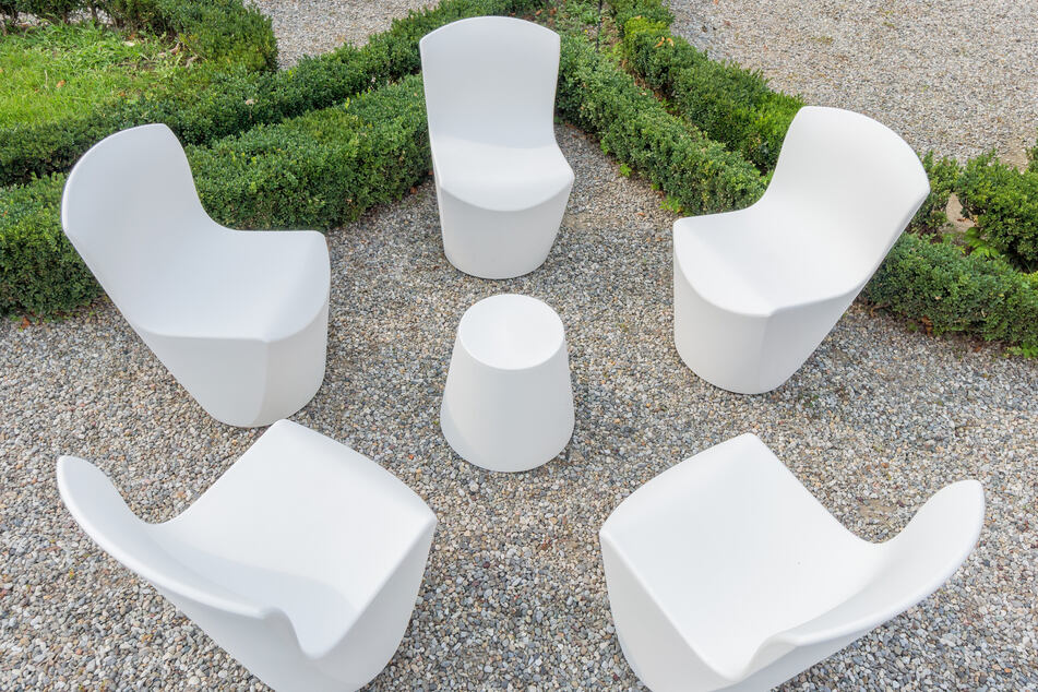 Besonders auf weißen Kunststoff-Gartenmöbeln sieht man Verfärbungen schnell, allerdings haben diese gegen die richtigen Hausmittel keine Chance!