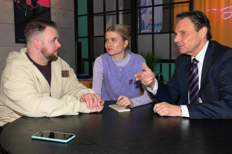 Johanna, Jonas (l.) und Joachim beraten über die nächsten Schritte gegen Adrian Hohenberg.