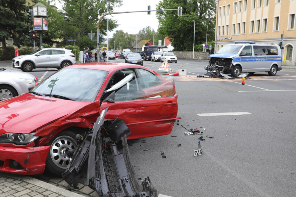 Polizei kollidiert mit BMW: Straßenbahn-Linien 1 und 2 unterbrochen