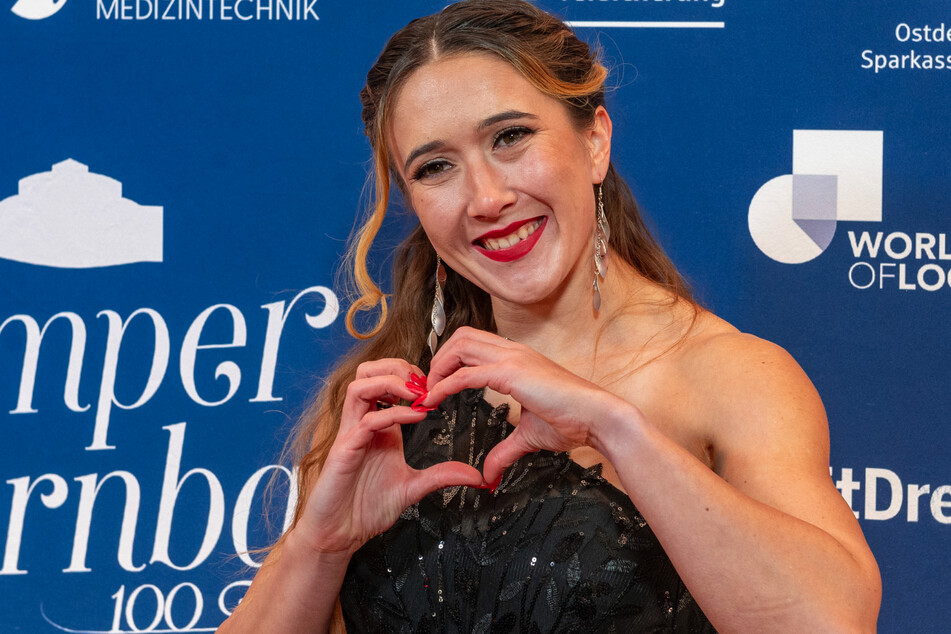 Leichtathletin Rebekka Haase (32) war sichtlich froh, auf dem Dresdner Semperopernball anwesend zu sein, doch sie musste auch an ihren Trainingsplan denken.