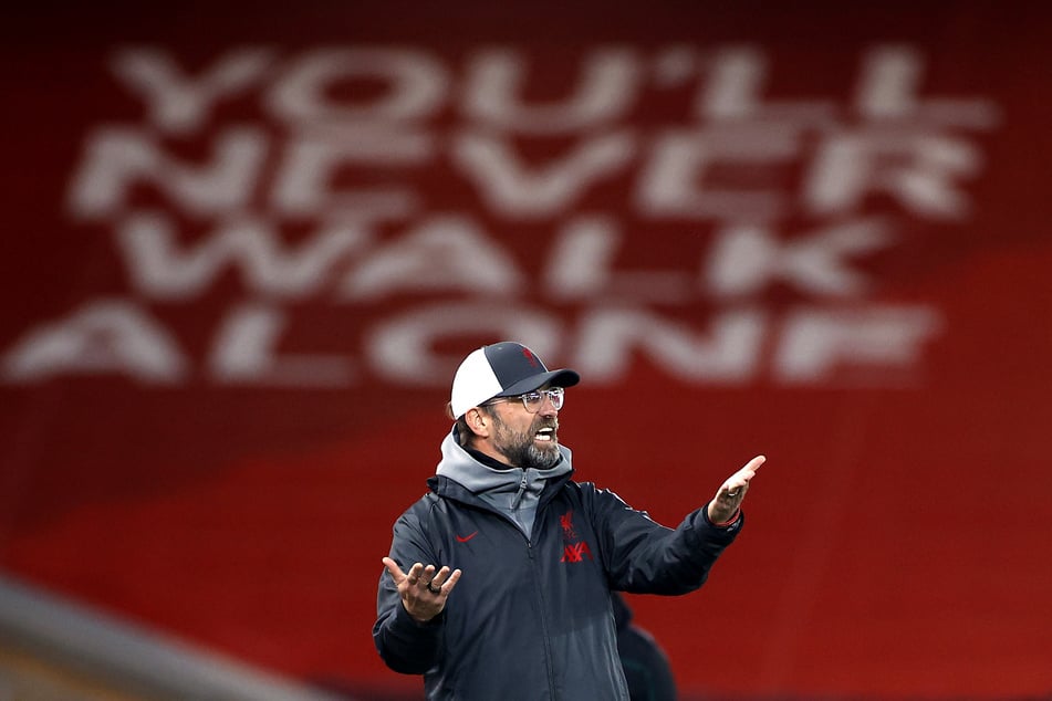 Jürgen Klopp, Trainer des Liverpools, steht an der Seitenlinie.