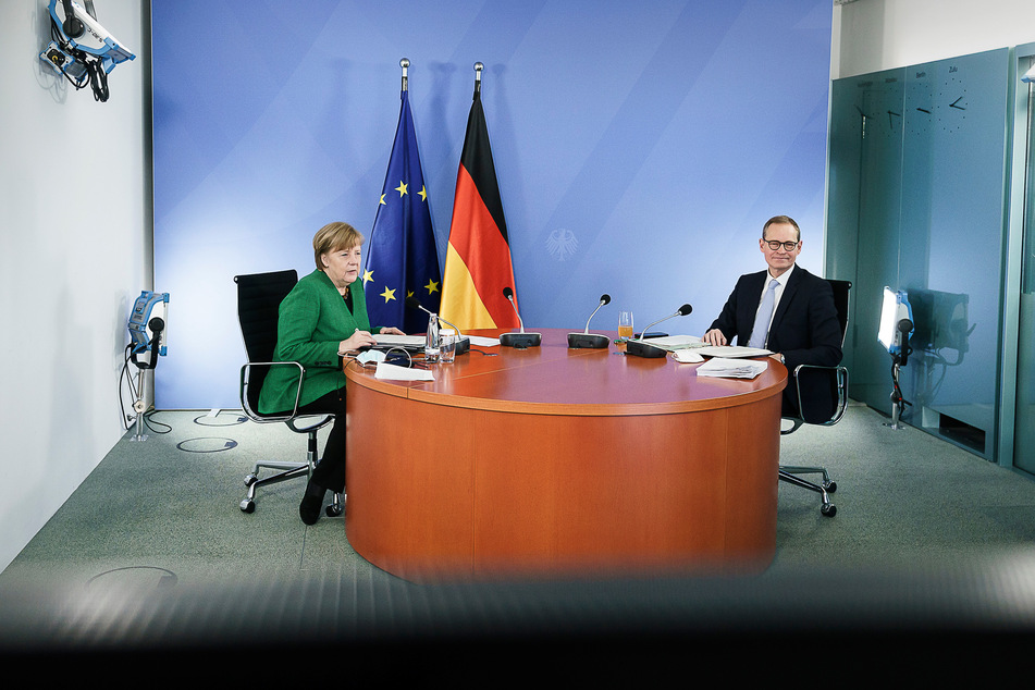Angela Merkel (66, CDU) und der Berliner Bürgermeister Michael Müller (56, SPD) sprechen bei der Corona-Videokonferenz mit den Ministerpräsidenten der Länder.