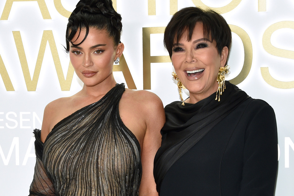 Kylie Jenner (l.) und ihre Mutter Kris Jenner. Die heute 67-Jährige erwischte ihre Tochter bei deren heimlicher Aktion.