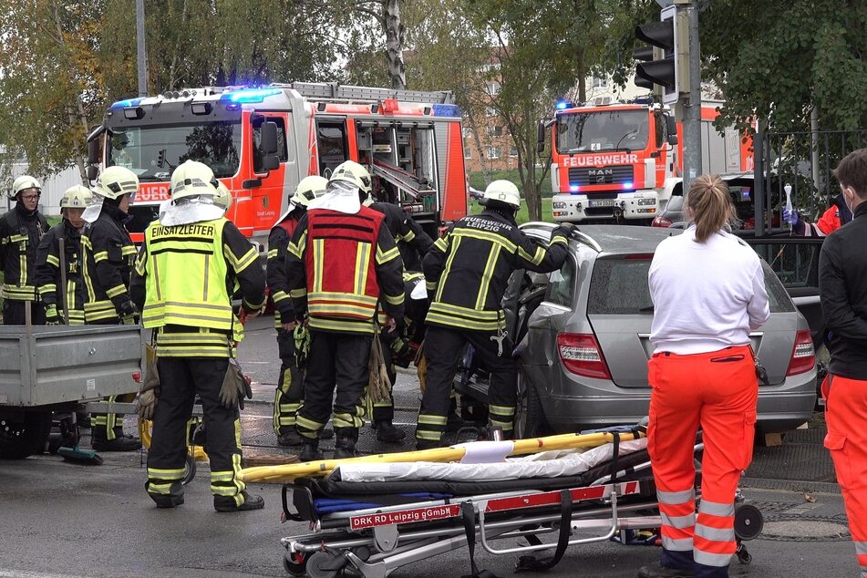 Auto von Straßenbahn erfasst: Feuerwehr muss verletzten Fahrer befreien!