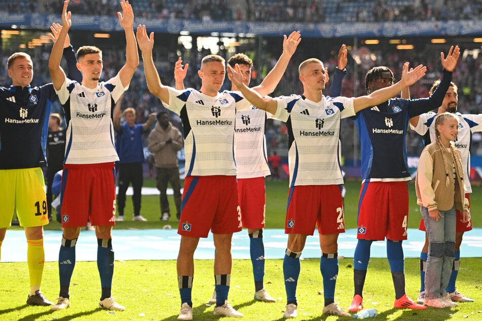 Nach dem Kantersieg gegen Jahn Regensburg ließen sich die HSV-Spieler von den Fans im Volksparkstadion feiern.