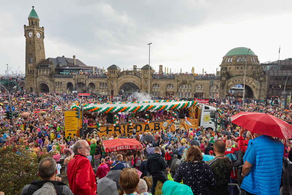 Zahlreiche Besucher des Schlagermoves fuhren 2019 mit Wagen an den Landungsbrücken entlang und feierten zur Musik.