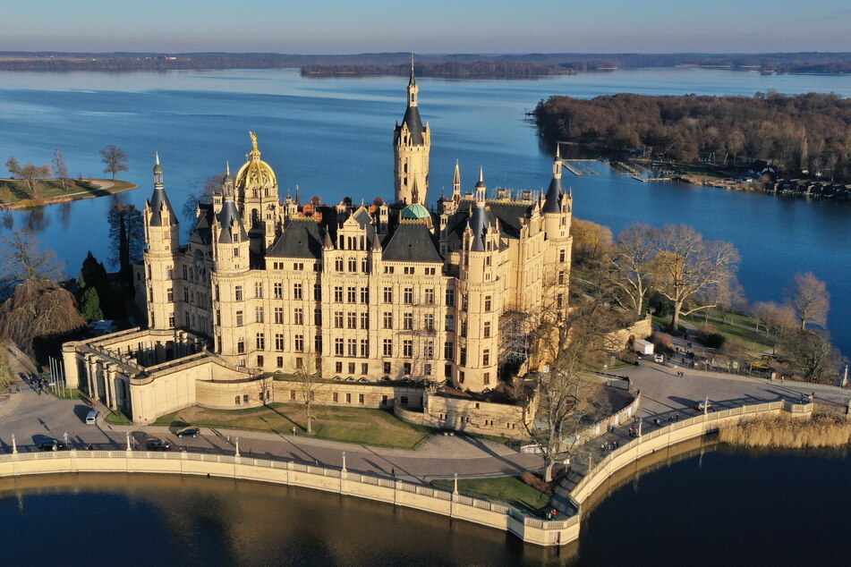 Das Schweriner Schloss ist Sitz des Landtags samt Verwaltung.