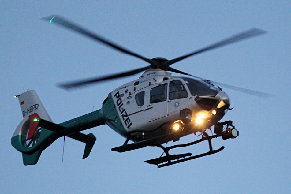 Ein Polizeihubschrauber suchte in Magdeburg nach Opfer und Tätern einer versuchten Entführung.