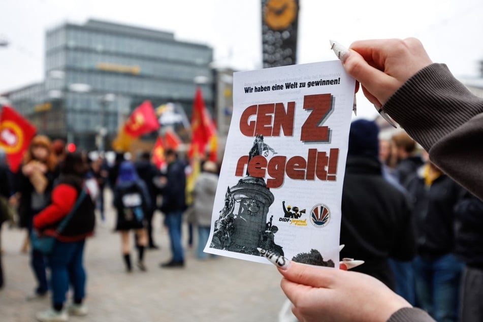 Die Demonstranten setzen sich unter anderem für bessere Bildung, ein bezahlbares Leben, mehr Klimaschutz und gegen eine Wehrpflicht ein.