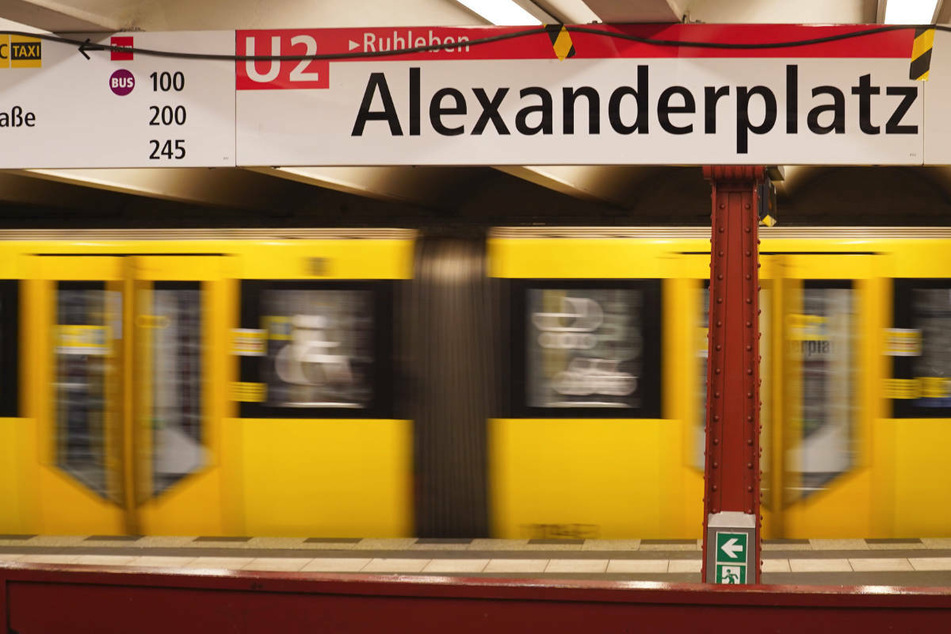 Der Vorfall hat sich in einem Zug der U-Bahnlinie 8 ereignet. Der Angreifer ist am U-Bahnhof Alexanderplatz ausgestiegen. (Symbolfoto)