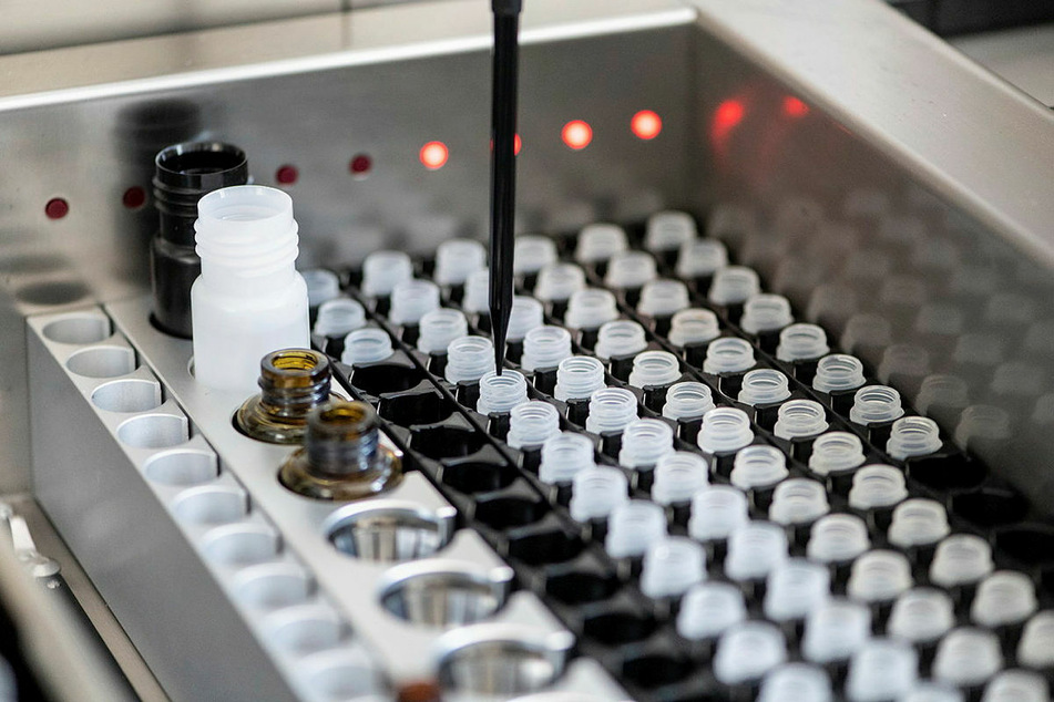 Mit solch einer Maschine wird das Blut der Chemnitzer auf Antikörper gegen Corona untersucht.