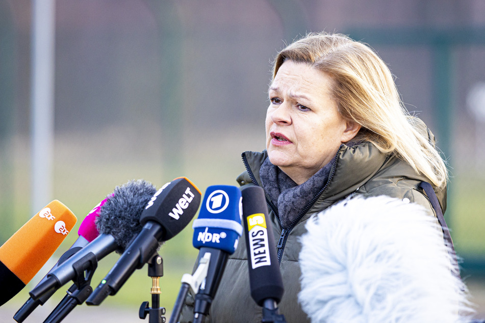 Deutschlands Innenministerin Nancy Faeser (52, SDP) bereitet mögliche Neuerungen im EU-Asylsystem vor.