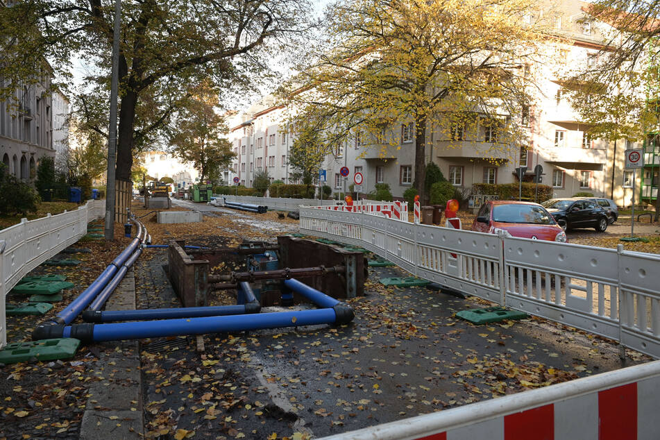 Die Baustelle in der Barbarossastraße nimmt Parkplätze weg und sorgt für Umleitungen.