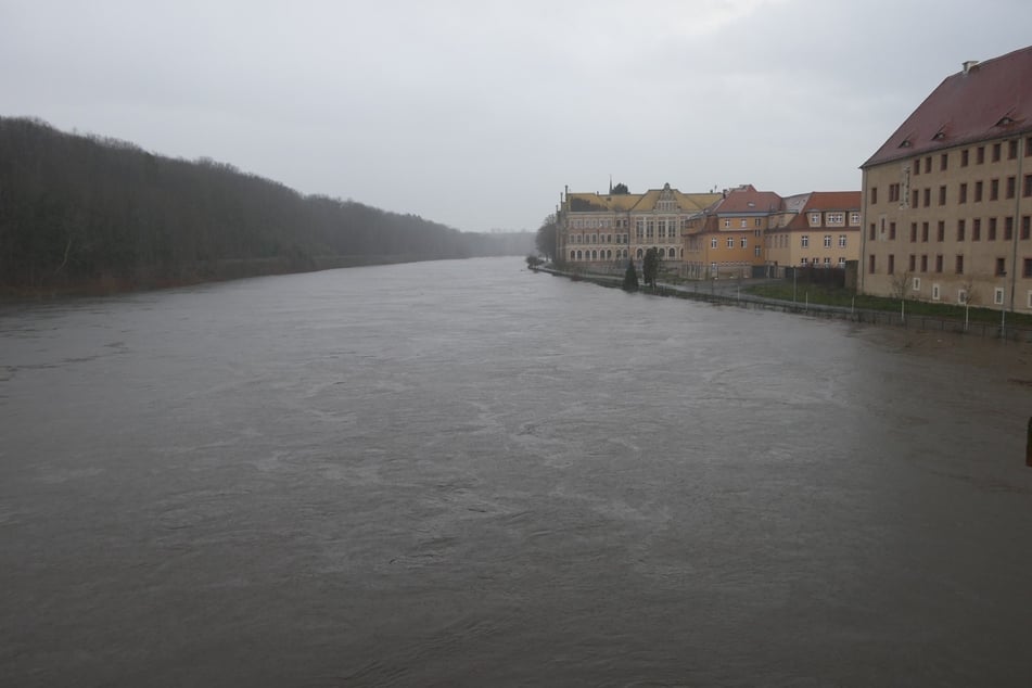 Hochwasser im Leipziger Umland: Grimmas Schutzanlage hält, B2 überschwemmt
