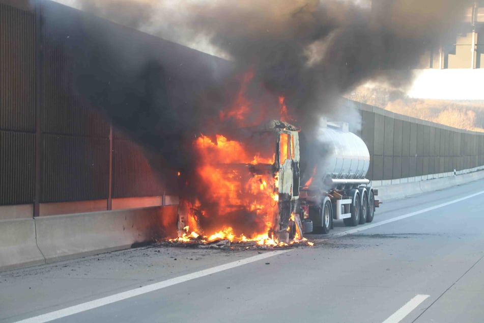 Auf der A9 stand am Montag ein Lkw in Flammen.