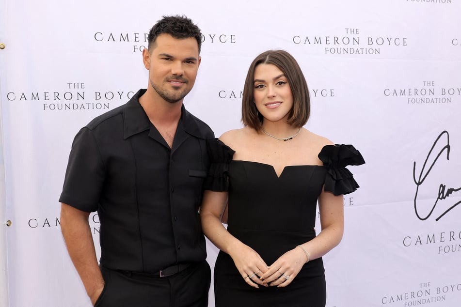 Taylor Lautner (34, l.) und seine Frau Taylor "Tay" Lautner (29) sind Eltern eines kleinen Mädchens geworden.