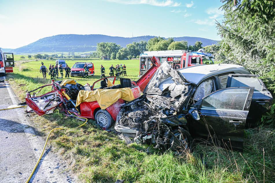 Auch die Feuerwehr war vor Ort, um die Verletzten aus ihren schwer beschädigten Wagen zu befreien.