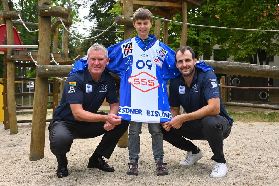 Sichtlich stolz ist Jeremy (Mitte), dass sein Trikot gewonnen hat und Eislöwen-Coach Niklas Sundblad (51, l.) und Top-Stürmer Andrew Yogan (32) zu ihm kamen.