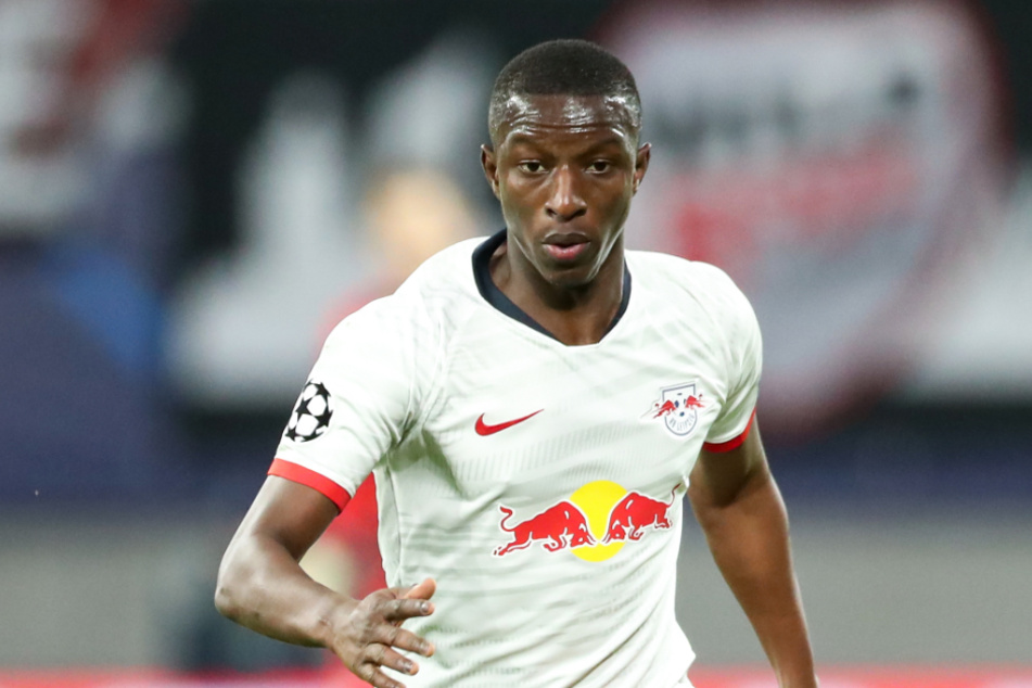 Amadou Haidara wird am Samstag gegen den FC Augsburg nicht auf dem Platz stehen. Ein Corona-Test schlug bei ihm positiv an.