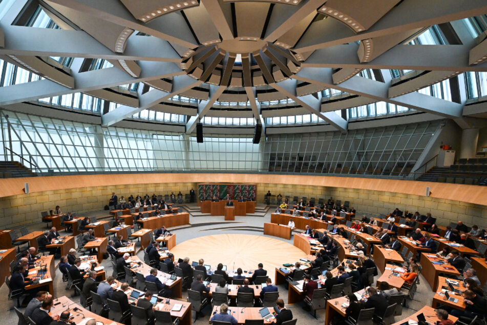 Für die anstehenden Plenarsitzungen ist der Landtag Nordrhein-Westfalens nun auf der Suche nach Alternativen.