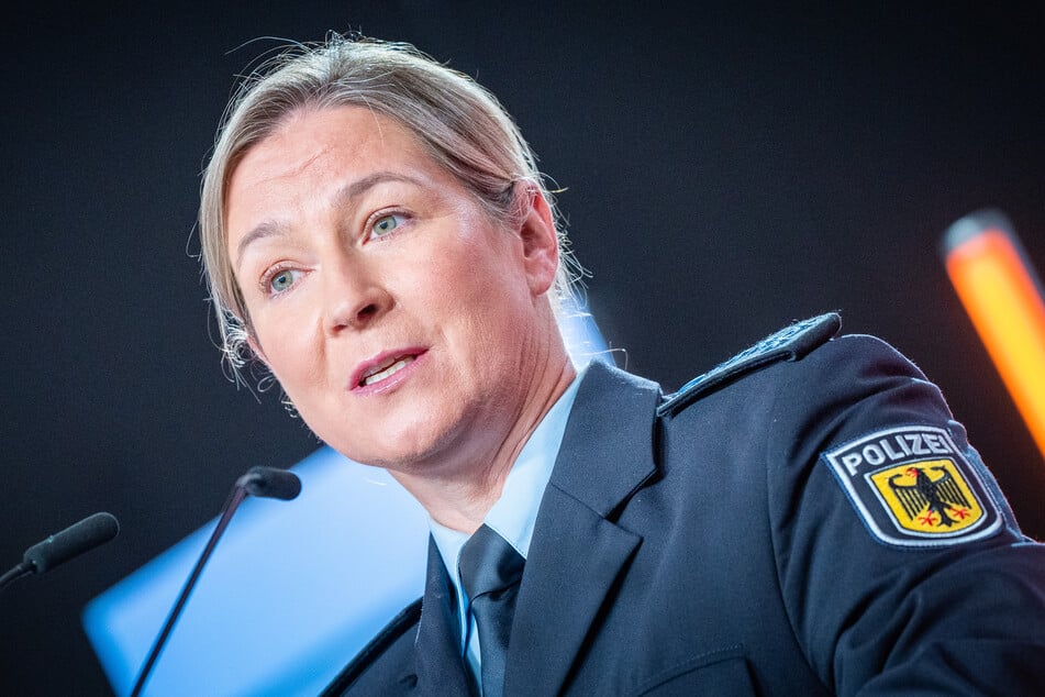 Bundespolizistin Claudia Pechstein (51) kritisierte in Polizei-Uniform die deutsche Asyl-Politik.