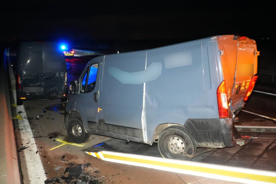Das Heck des Transporters ist deutlich eingedrückt worden.