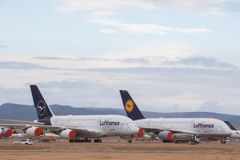 Zwei Airbus A380 der Fluggesellschaft Lufthansa sind auf dem Flughafen Teruel abgestellt. Wegen des geringen Interkontinentalverkehrs hat die Lufthansa ihre größten Flugzeuge vom Typ A380 langfristig eingemottet.