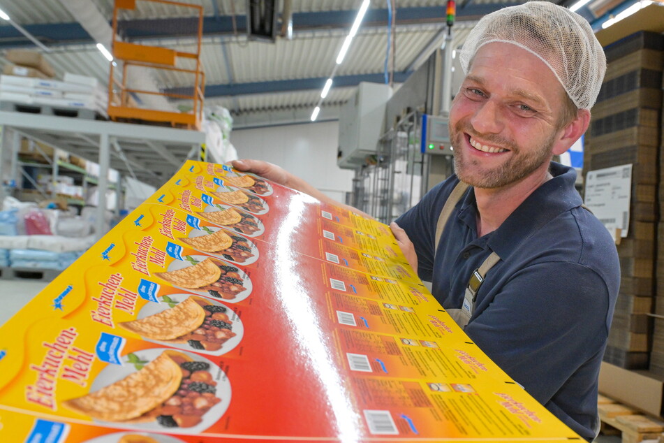 Vorarbeiter Andreas Müller (43) mit einer 1000-m-Rolle Verpackungsfolie für Eierkuchenmehl. In diesem Segment ist Komet heute auch ganz stark präsent.