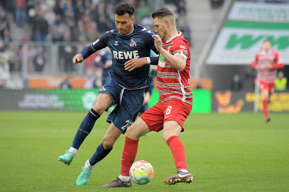 Stürmer Davie Selke ackerte sich 90 Minuten am Abwehrhünen des FCA, Jeffrey Gouweleeuw (31), ab.