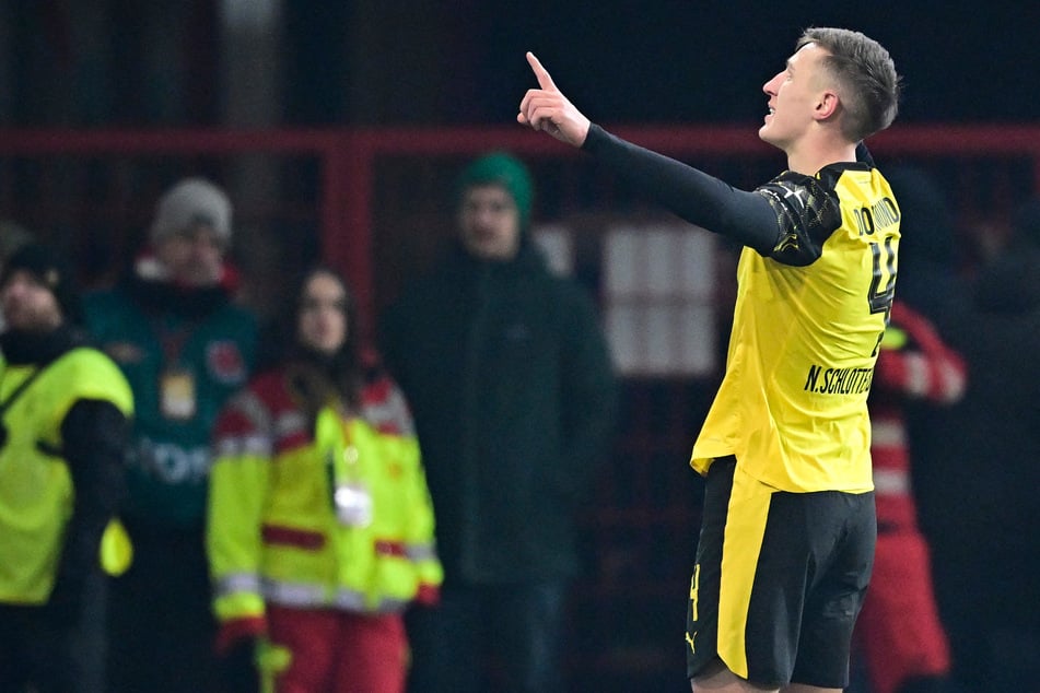 Nico Schlotterbeck lässt mal wieder die Muskeln spielen.