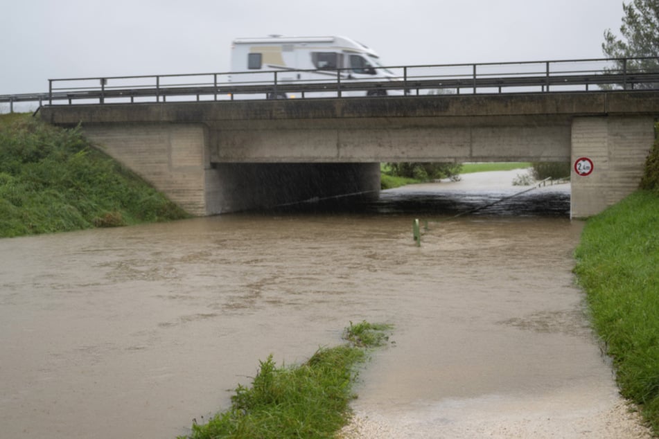 Eine Unterführung bei Bernau Am Chiemsee steht unter Wasser.