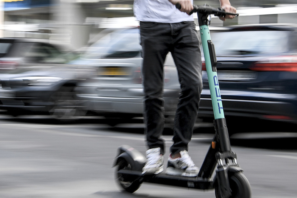 Köln: Rote Ampel ignoriert: E-Scooter-Fahrer von Stadtbahn erfasst